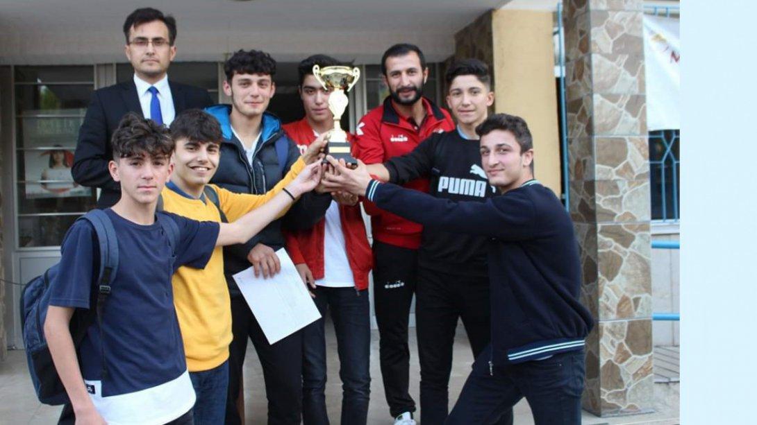 İlçemiz Yıldıray Çınar Mesleki ve Teknik Anadolu Lisesi Atletizm Takımı Samsun İl İkincisi Olarak Kupasını Aldı