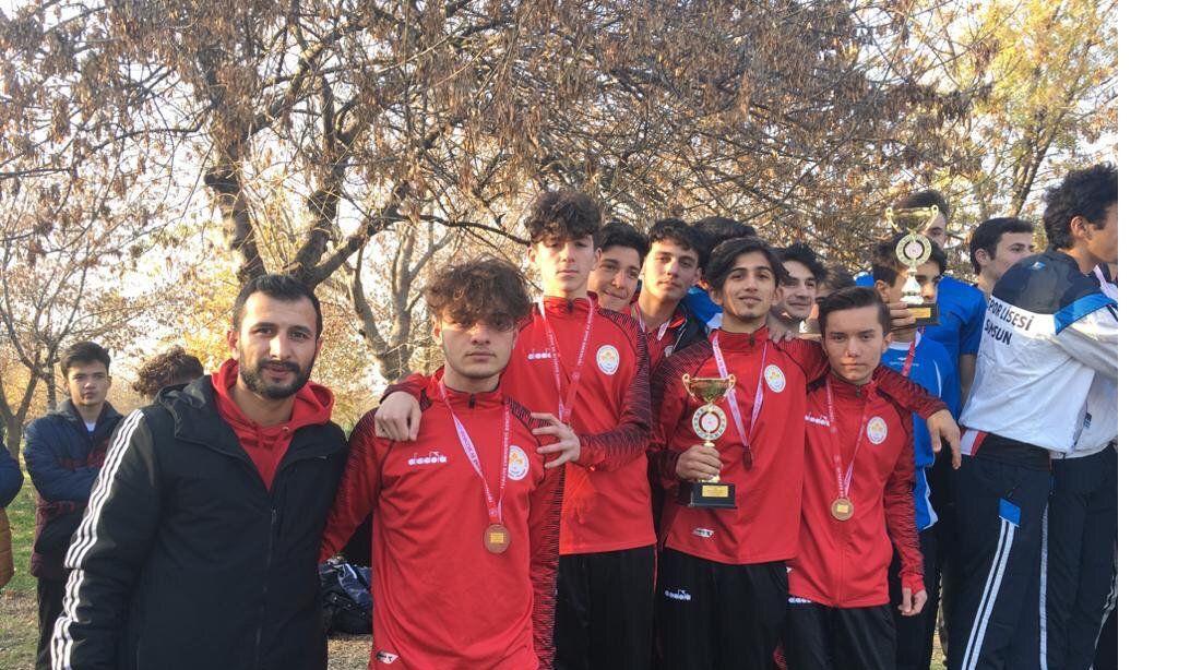 İlçemiz Yıldıray Çınar Mesleki ve Teknik Anadolu Lisesi Atletizm Takımından Büyük Başarı