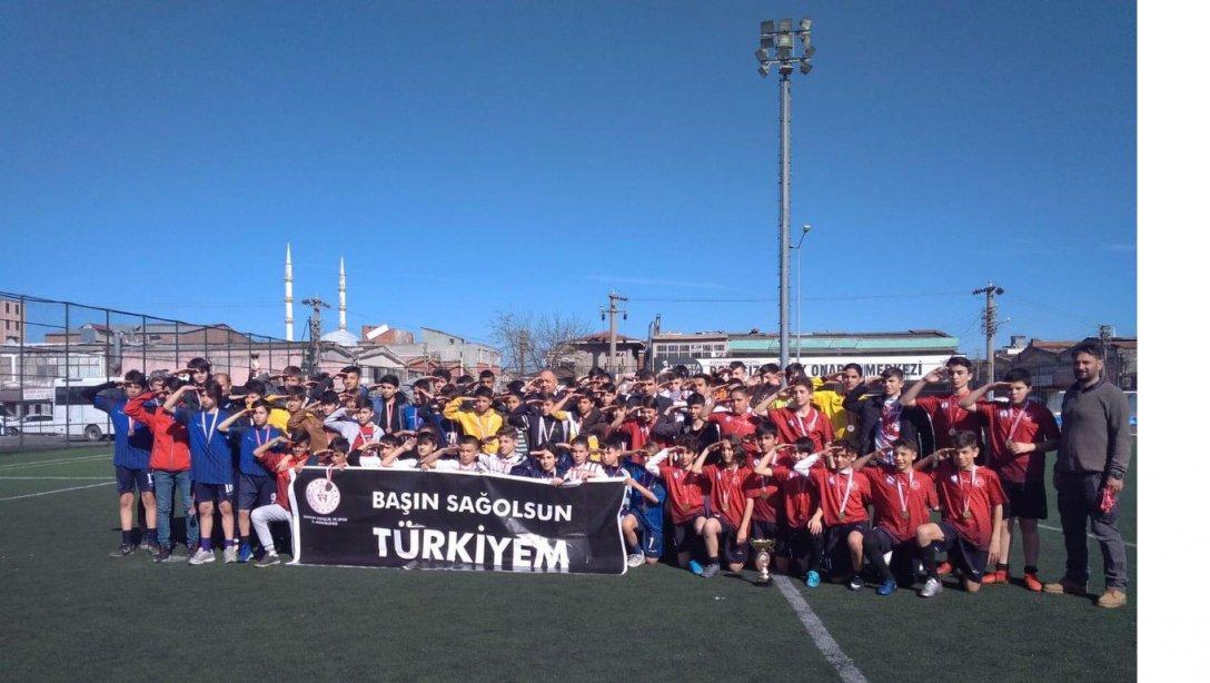 İlçemiz Hacı Yılmaz Yılmaz Ortaokulu Yıldız Erkekler Futbol Takımından Büyük Başarı