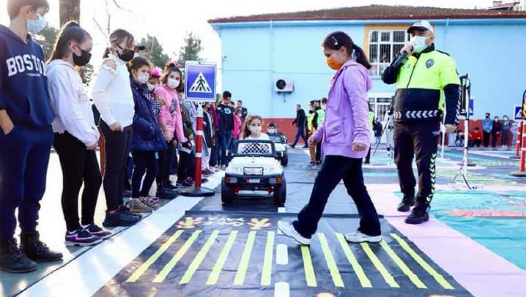 Gezici Trafik Eğitim Parkurunda Öğrencilere Trafik Eğitimi Verildi