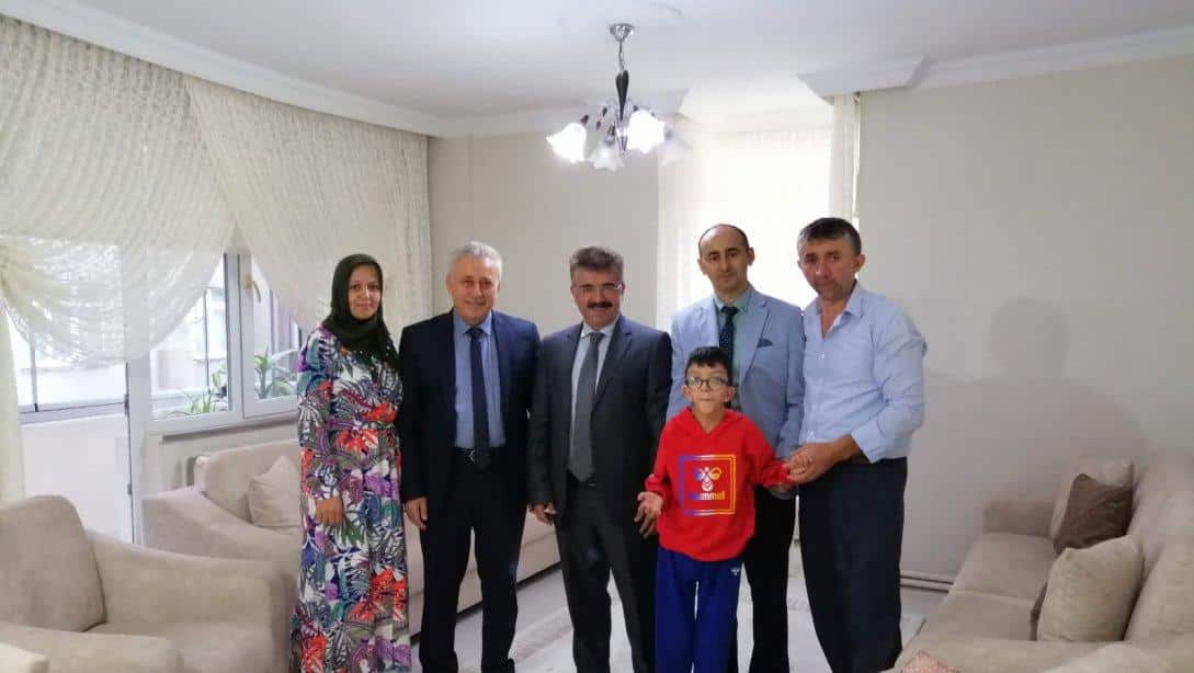 İlçe Milli Eğitim Müdürümüz Sn.Mustafa Özdemir ve Şube Müdürümüz Sn.Halil Kanat evde eğitim gören öğrencimizi ziyaret etti.